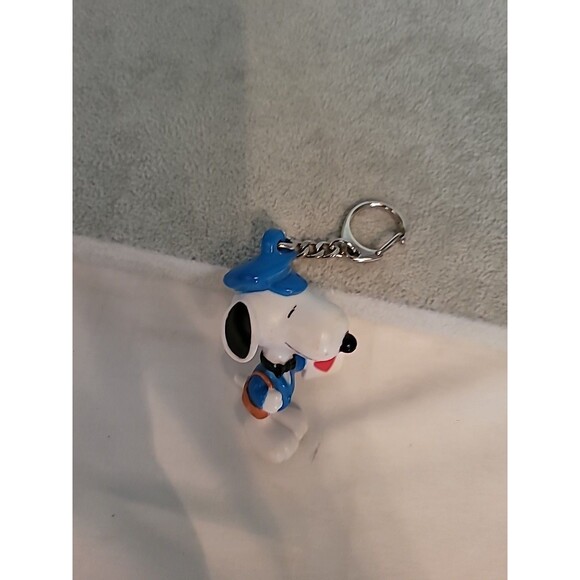 Vintage Peanuts UFS Snoopy Mailman holding Valentine Card W/Heart Keychain 2.5" - Picture 9 of 13